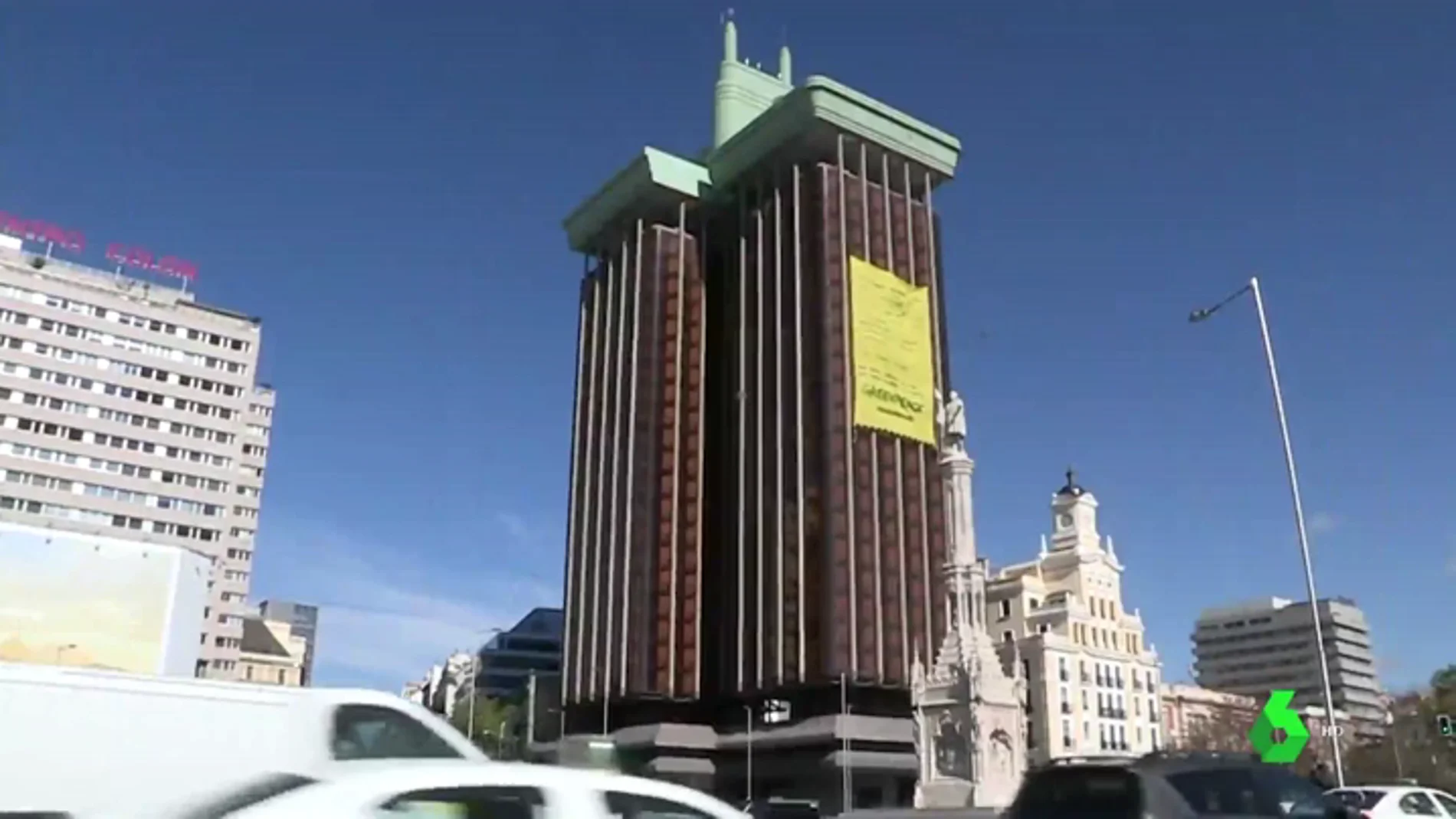 Greenpeace despliega una enorme pancarta en Madrid para exigir acciones políticas que protejan al medio ambiente