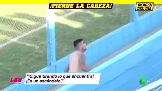 Un futbolista se lía a pedradas contra la directiva rival tras bajar de categoría con su equipo Un futbolista se lía a pedradas contra la directiva rival tras bajar de categoría con su equipo