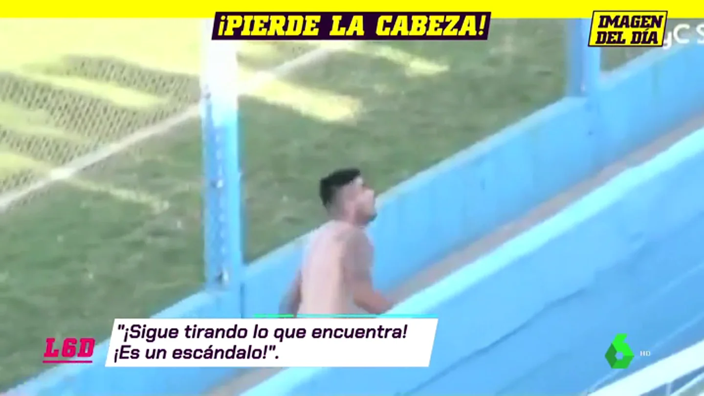 Un futbolista se lía a pedradas contra la directiva rival tras bajar de categoría con su equipo Un futbolista se lía a pedradas contra la directiva rival tras bajar de categoría con su equipo