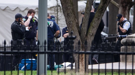Agentes del Servicio Secreto rodean a un hombre en Lafayette Park, quien intentó prenderse fuego frente a la Casa Blanca Agentes del Servicio Secreto rodean a un hombre en Lafayette Park, quien intentó prenderse fuego frente a la Casa Blanca