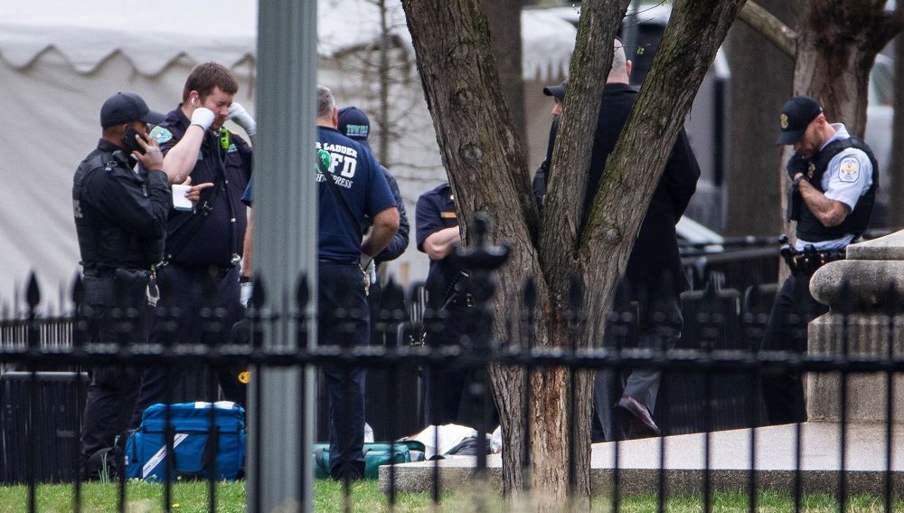 Agentes del Servicio Secreto rodean a un hombre en Lafayette Park, quien intentó prenderse fuego frente a la Casa Blanca