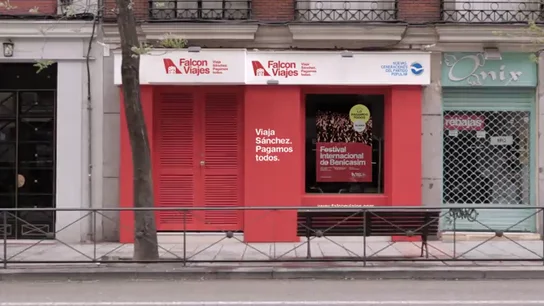 La primera jugada del PP en campaña: monta 'Falcon Viajes' junto a la sede del PSOE en Ferraz La primera jugada del PP en campaña: monta 'Falcon Viajes' junto a la sede del PSOE en Ferraz
