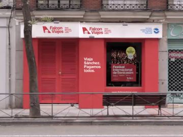 La primera jugada del PP en campaña: monta 'Falcon Viajes' junto a la sede del PSOE en Ferraz La primera jugada del PP en campaña: monta 'Falcon Viajes' junto a la sede del PSOE en Ferraz
