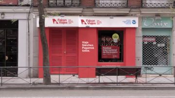 La primera jugada del PP en campaña: monta 'Falcon Viajes' junto a la sede del PSOE en Ferraz