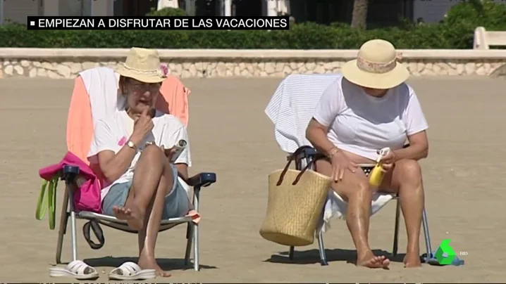 Varias señoras en la playa