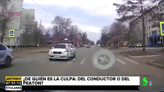Un coche atropella a un peatón Un coche atropella a un peatón