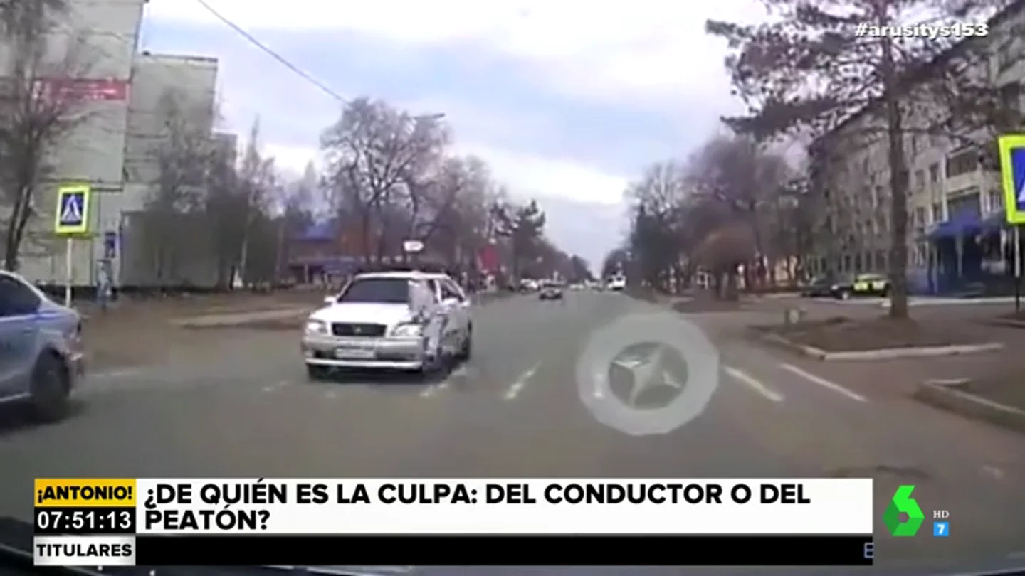 Un coche atropella a un peatón Un coche atropella a un peatón