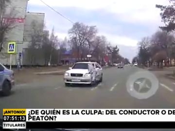 Un coche atropella a un peatón Un coche atropella a un peatón