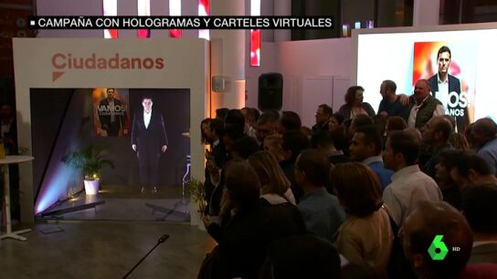 Hologramas, v&iacute;deos &eacute;picos y bailes: as&iacute; vive cada partido el inicio de campa&ntilde;a