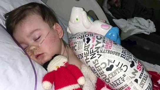 El caso del bebé al que los médicos desconectaron para que dejara de sufrir contra la voluntad de sus padres El caso del bebé al que los médicos desconectaron para que dejara de sufrir contra la voluntad de sus padres