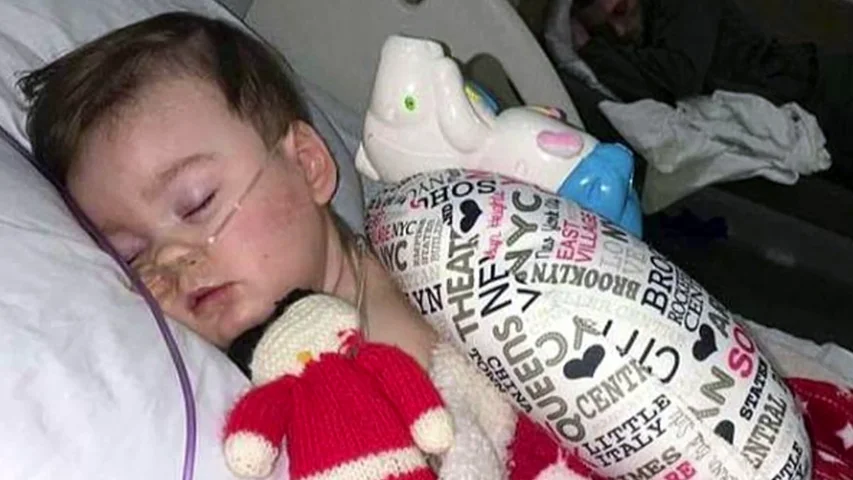 El caso del bebé al que los médicos desconectaron para que dejara de sufrir contra la voluntad de sus padres El caso del bebé al que los médicos desconectaron para que dejara de sufrir contra la voluntad de sus padres