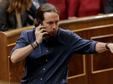 Pablo Igleisas durante una llamada en el Congreso Pablo Igleisas durante una llamada en el Congreso