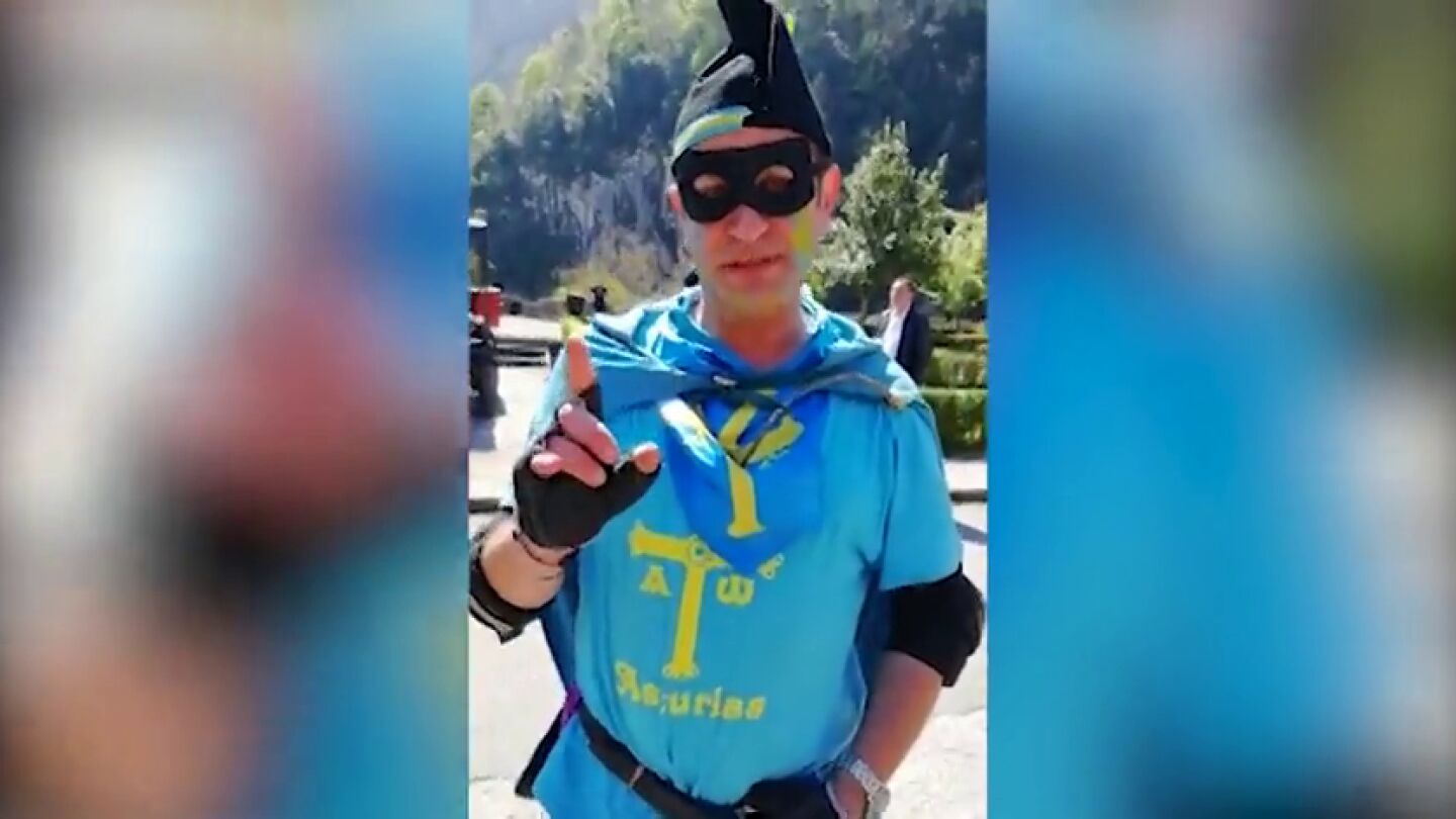 'El capit&aacute;n AsturiaX' toma nota de las propuestas de Santiago Abascal