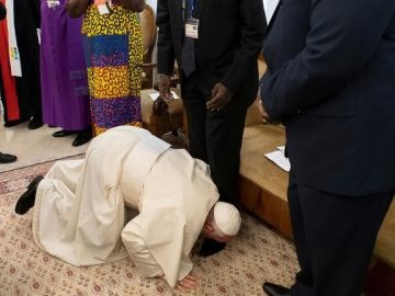 El papa besa los pies de los líderes de Sudán del Sur El papa besa los pies de los líderes de Sudán del Sur