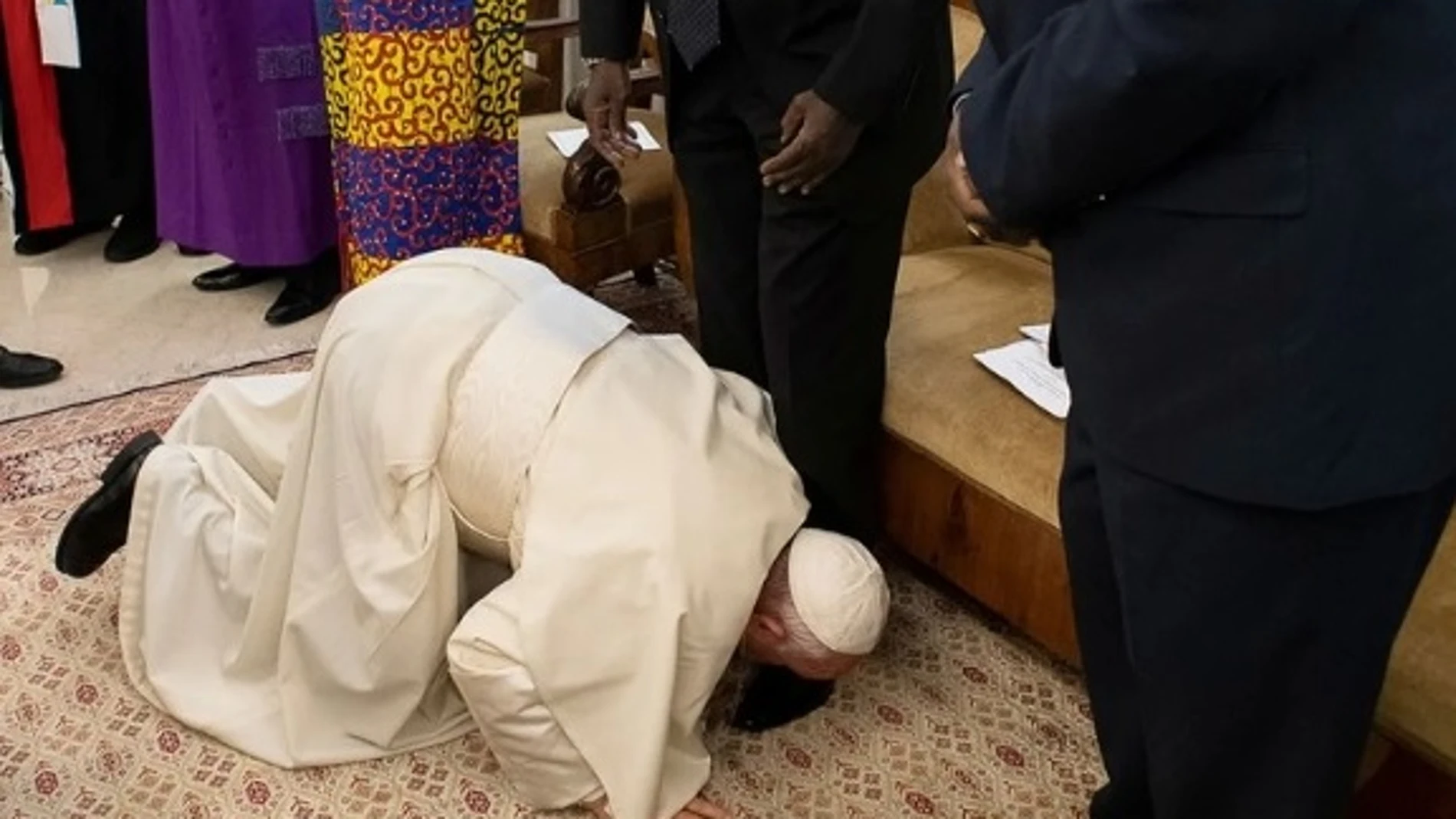 El papa besa los pies de los líderes de Sudán del Sur