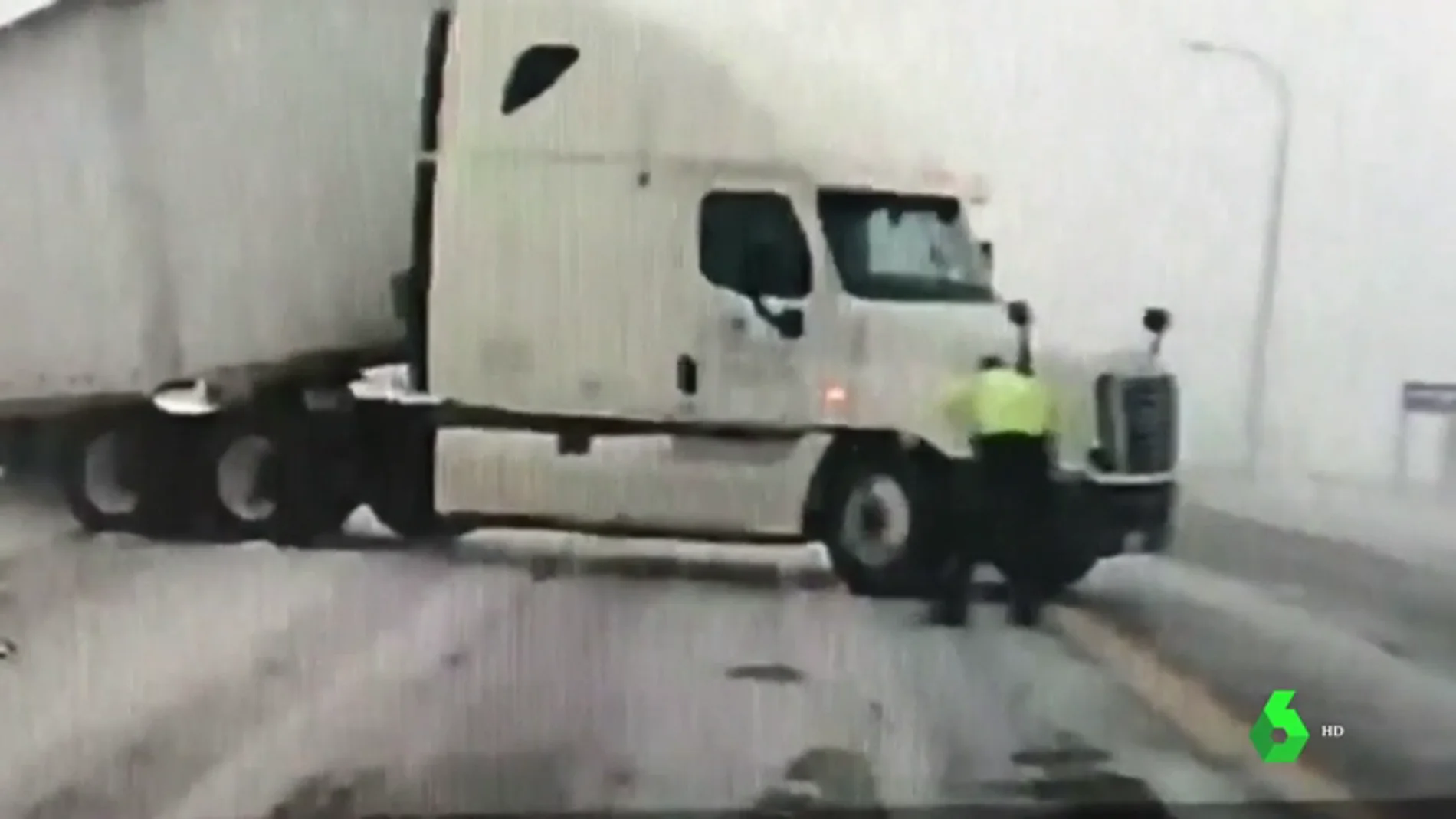 Policía estadounidense ayudando a vehículos varados por una tormenta de nieve