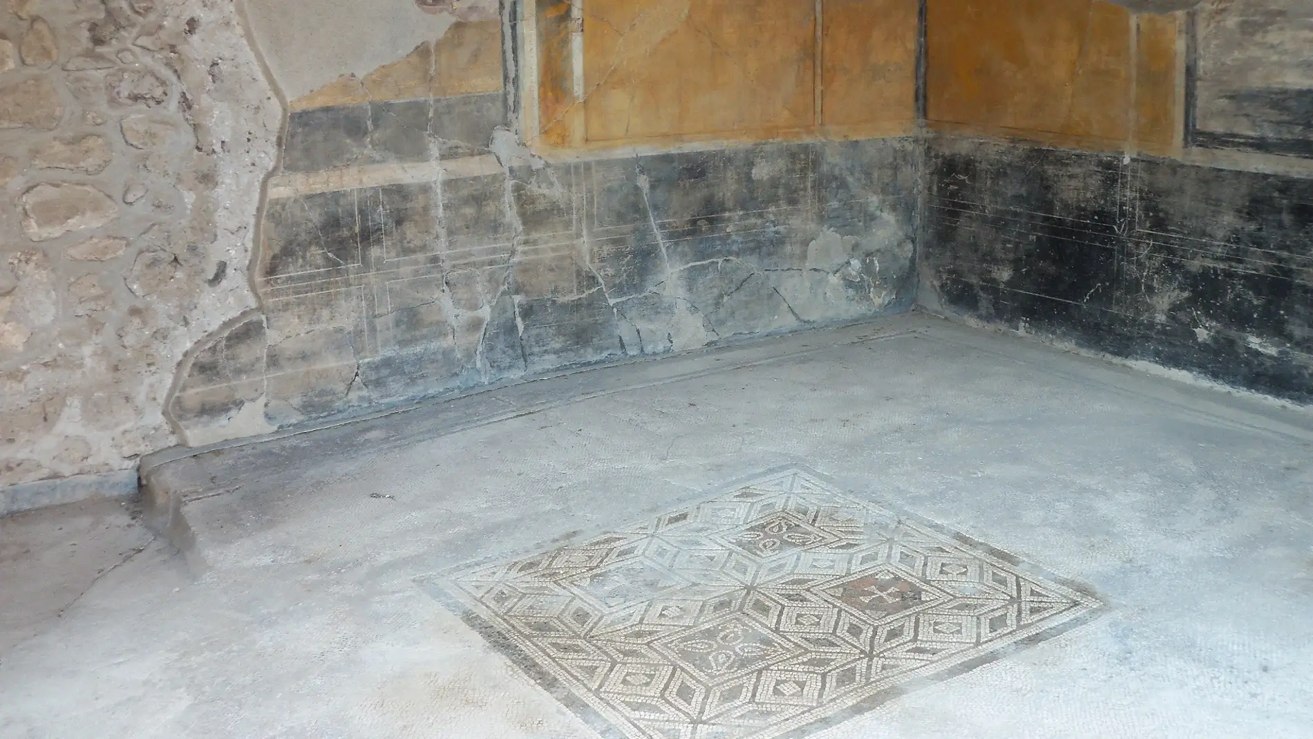 Desvelan la composicion de los mosaicos de una casa de Pompeya
