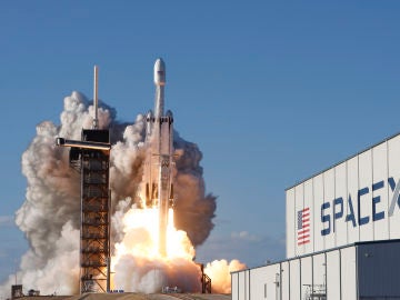 El cohete 'Falcon Heavy' de SpaceX durante su despegue. El cohete 'Falcon Heavy' de SpaceX durante su despegue.