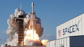 El cohete 'Falcon Heavy' de SpaceX durante su despegue.