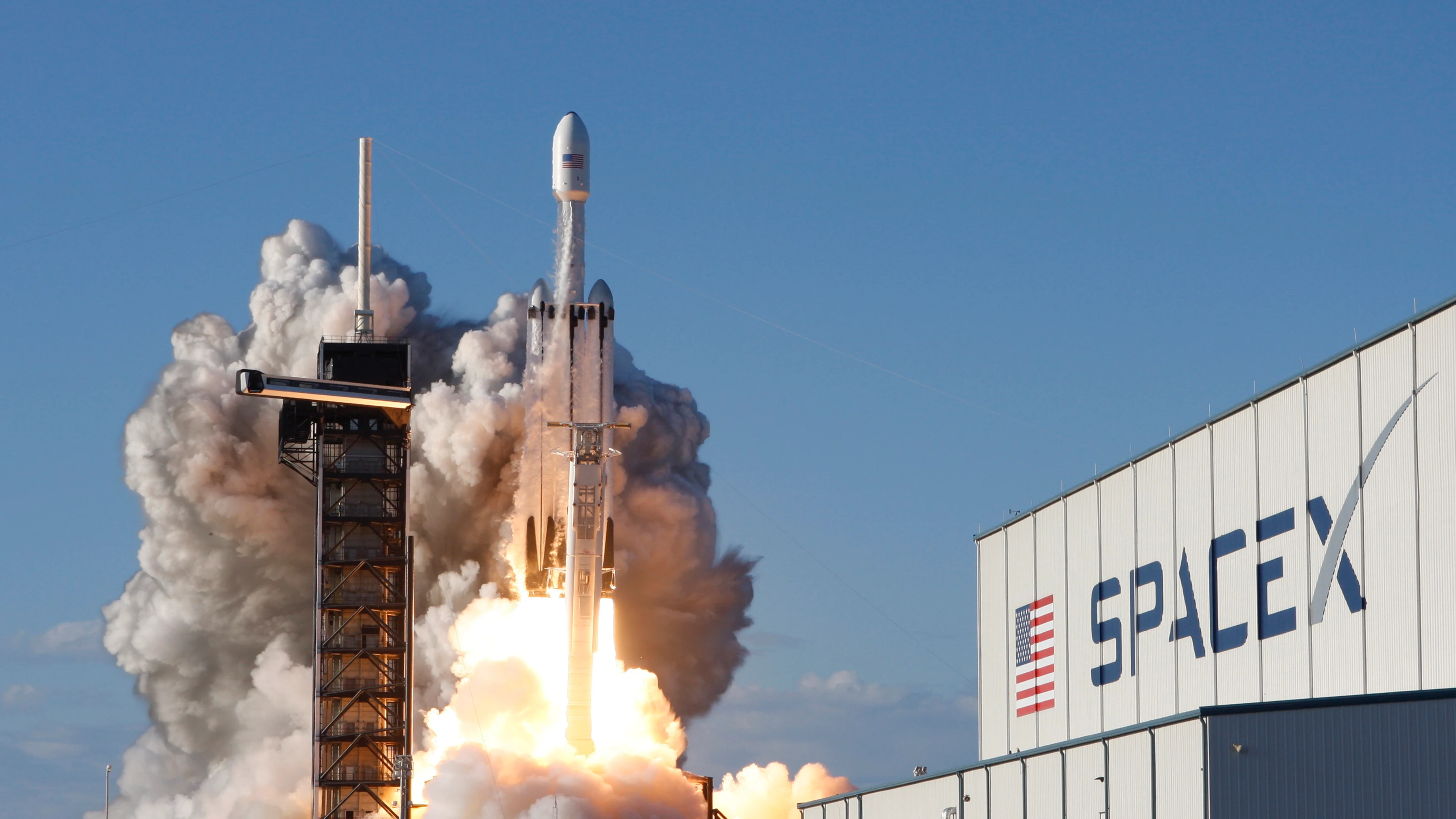 El cohete 'Falcon Heavy' de SpaceX durante su despegue.