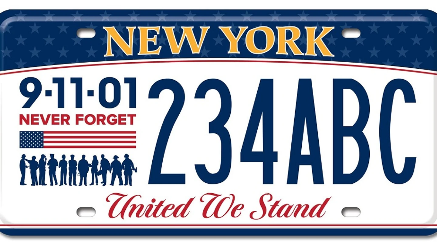 Fotografía cedida por el Departamento de Vehículos de Motor del estado de Nueva York de una nueva placa que recuerda a las víctimas del atentado terrorista del 11S Fotografía cedida por el Departamento de Vehículos de Motor del estado de Nueva York de una nueva placa que recuerda a las víctimas del atentado terrorista del 11S