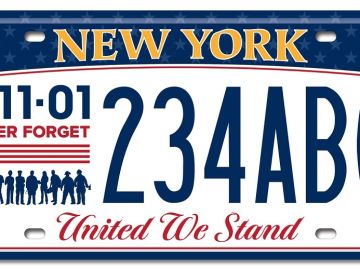 Fotografía cedida por el Departamento de Vehículos de Motor del estado de Nueva York de una nueva placa que recuerda a las víctimas del atentado terrorista del 11S Fotografía cedida por el Departamento de Vehículos de Motor del estado de Nueva York de una nueva placa que recuerda a las víctimas del atentado terrorista del 11S