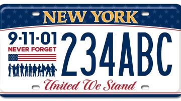 Fotografía cedida por el Departamento de Vehículos de Motor del estado de Nueva York de una nueva placa que recuerda a las víctimas del atentado terrorista del 11S