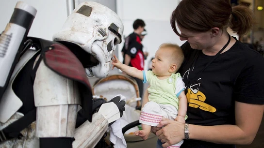 Imagen de una mujer y un bebé con un 'Stormtrooper' Imagen de una mujer y un bebé con un 'Stormtrooper'