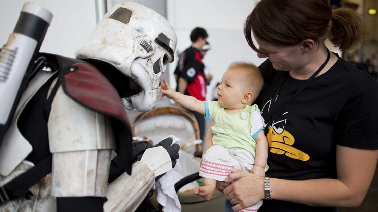 Imagen de una mujer y un bebé con un 'Stormtrooper' Imagen de una mujer y un bebé con un 'Stormtrooper'
