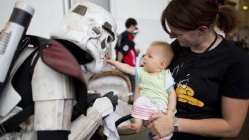 Imagen de una mujer y un bebé con un 'Stormtrooper'
