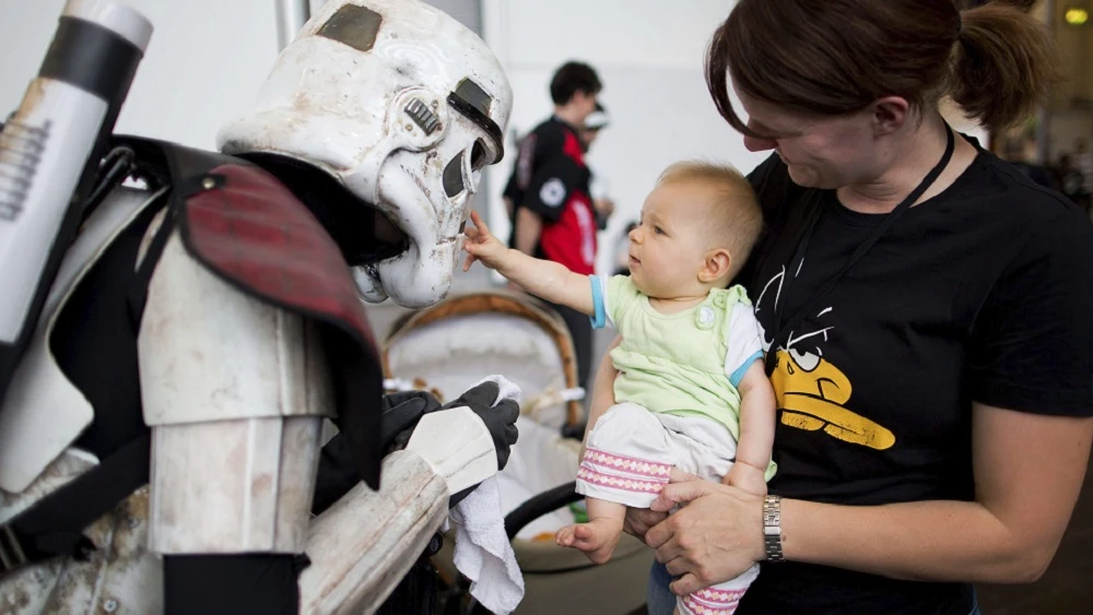 Imagen de una mujer y un bebé con un 'Stormtrooper'