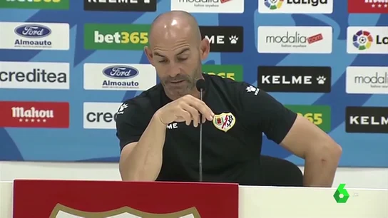 Surrealista rueda de prensa de Paco Jémez con apenas tres personas: "Lo de buenos días a 'todos' es... bueno" Surrealista rueda de prensa de Paco Jémez con apenas tres personas: "Lo de buenos días a 'todos' es... bueno"