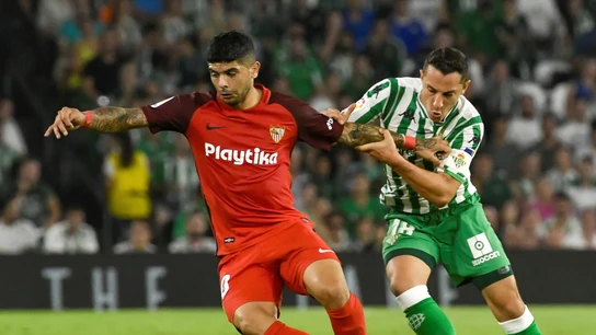 Banega conduce el balón ante Guardado Banega conduce el balón ante Guardado