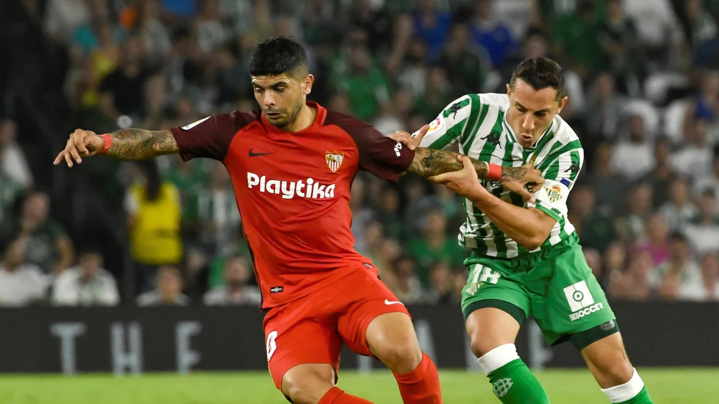 Banega conduce el balón ante Guardado Banega conduce el balón ante Guardado