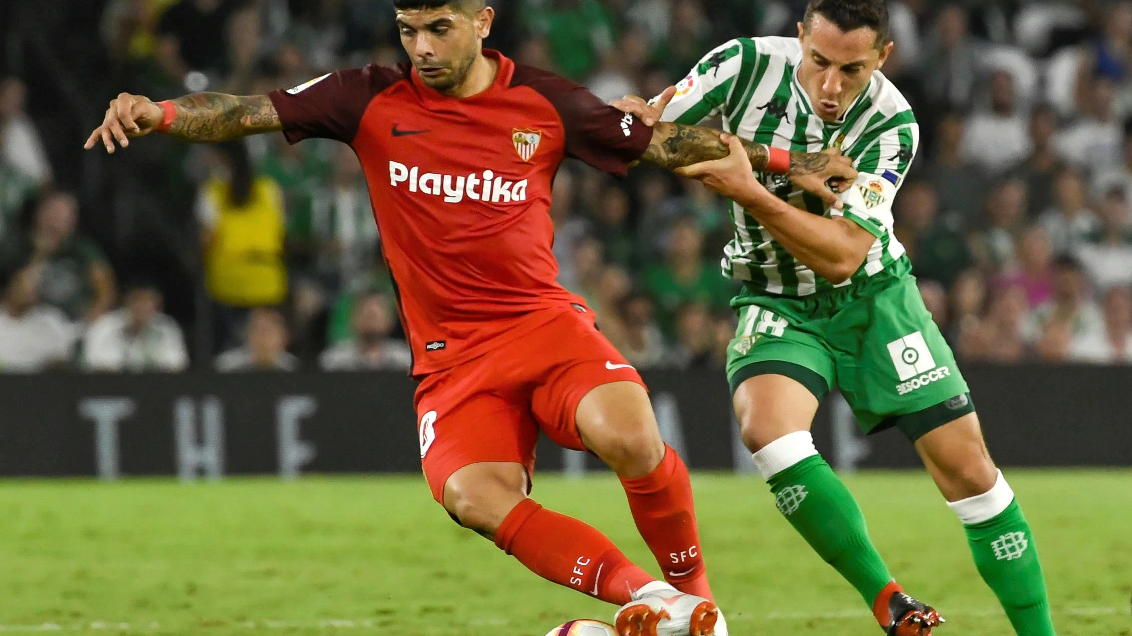 Banega conduce el balón ante Guardado