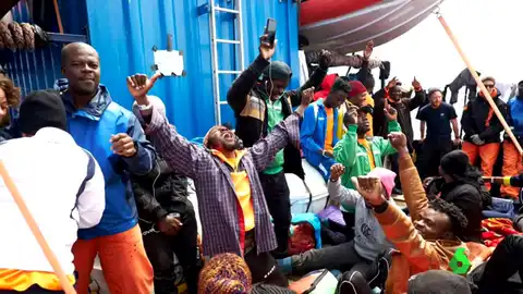 Imagen de los migrantes rescatados a su llegada a Malta Imagen de los migrantes rescatados a su llegada a Malta