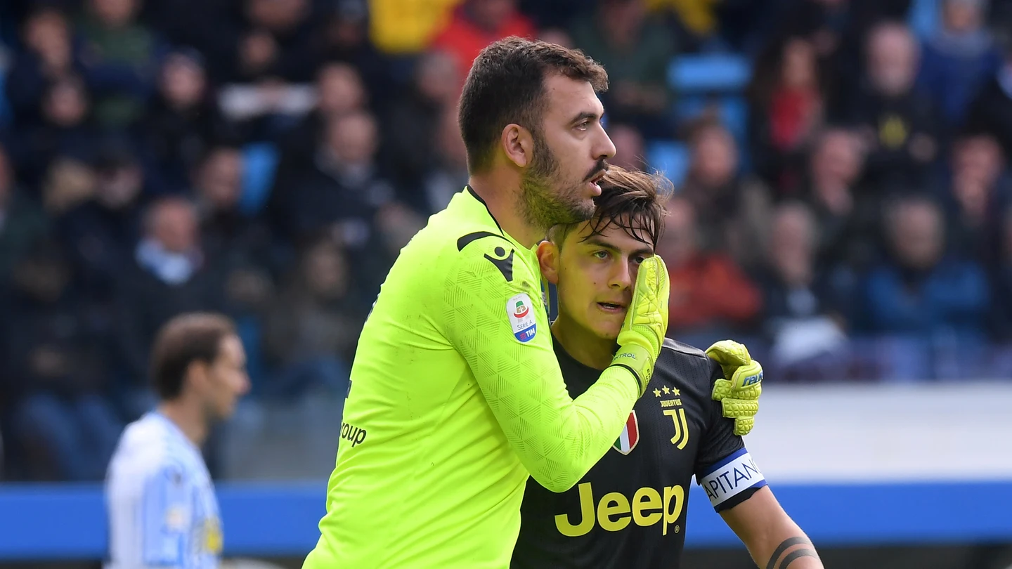 Emiliano Viviano consuela a Dybala Emiliano Viviano consuela a Dybala