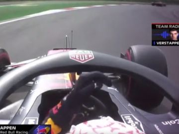 Verstappen levanta la mano a Vettel Verstappen levanta la mano a Vettel