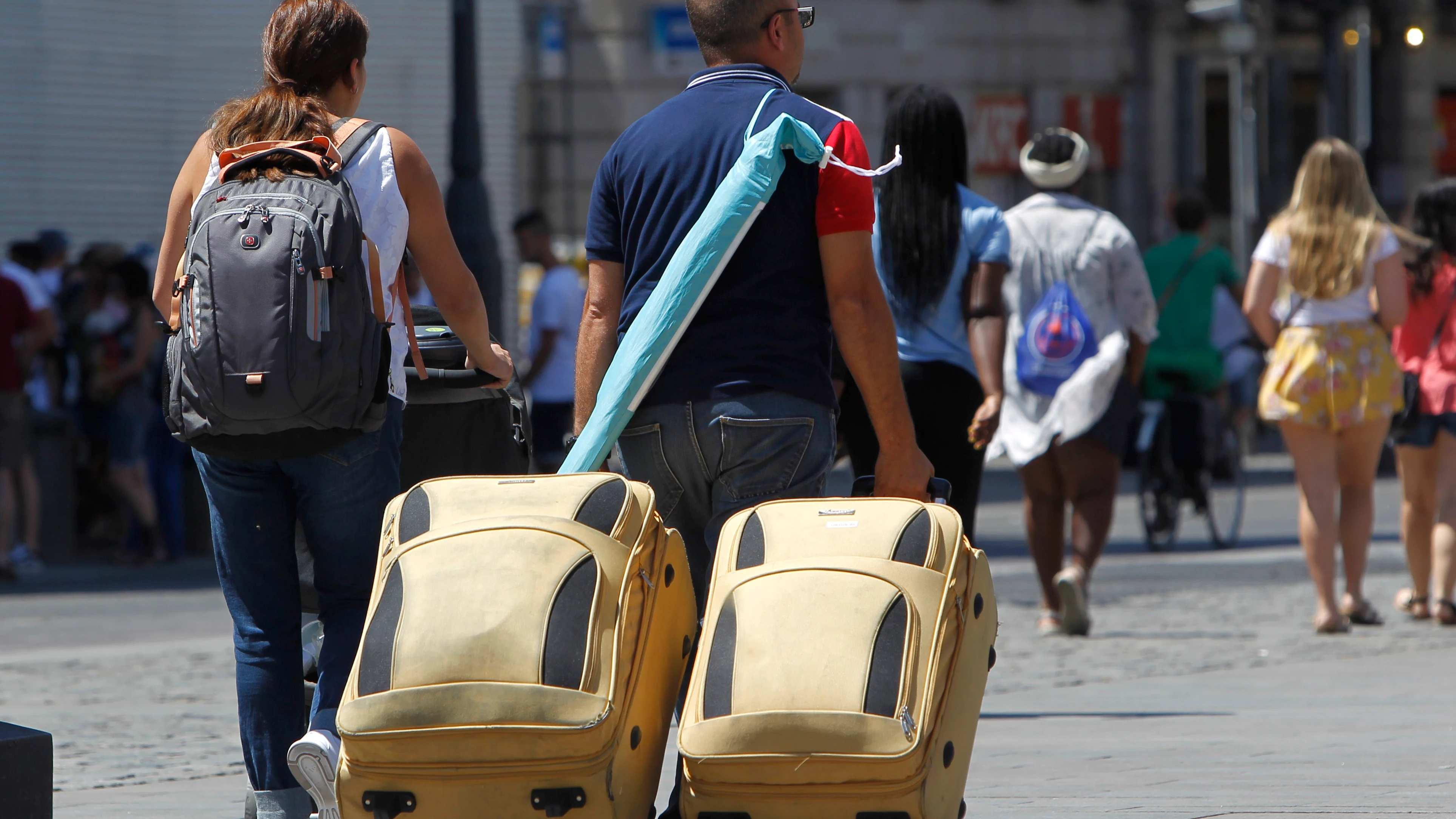 Turistas con maletas