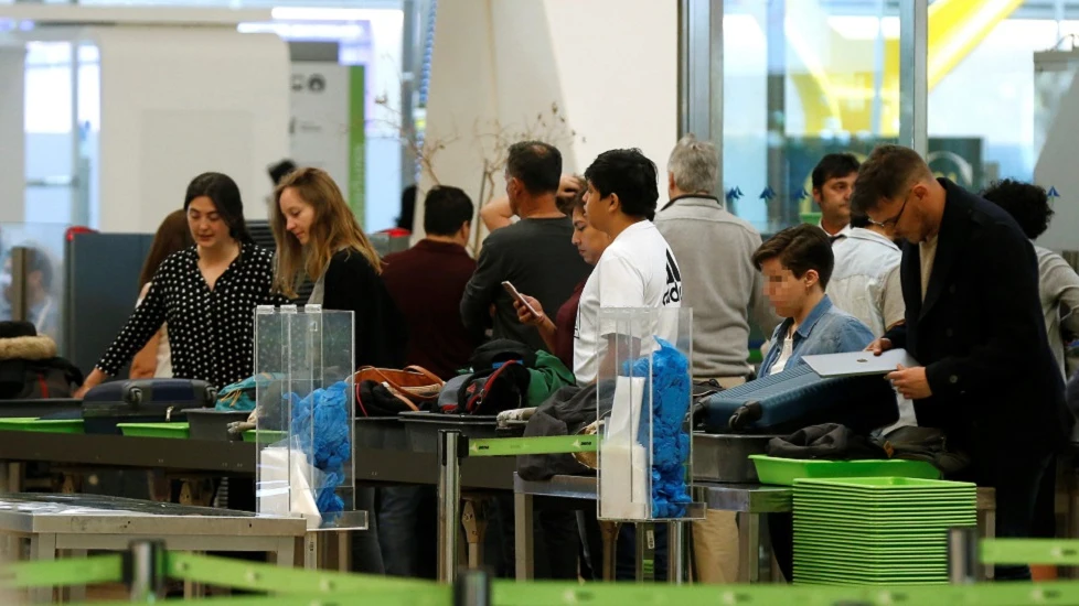 Más colas en la segunda jornada de huelga en filtros de seguridad de Barajas