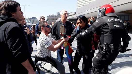 Intervenci&oacute;n de la Ertzaintza a la salida de un acto de Santiago Abascal