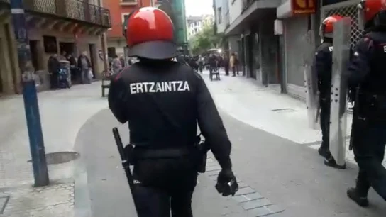 Un agente de la Ertzaintza.  Un agente de la Ertzaintza.