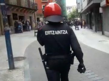 Un agente de la Ertzaintza. Un agente de la Ertzaintza.