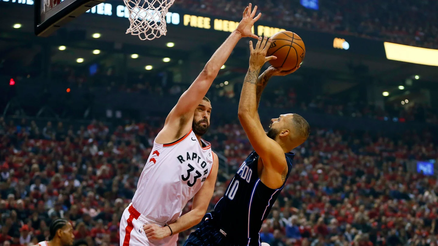Marc Gasol intenta taponar a Fournier Marc Gasol intenta taponar a Fournier