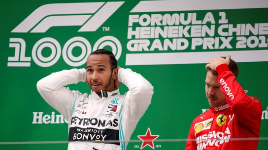 Hamilton celebra su victoria y Vettel se lleva la mano a la cabeza Hamilton celebra su victoria y Vettel se lleva la mano a la cabeza