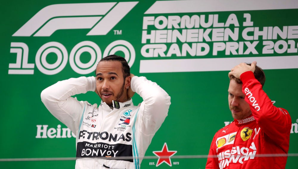 Hamilton celebra su victoria y Vettel se lleva la mano a la cabeza