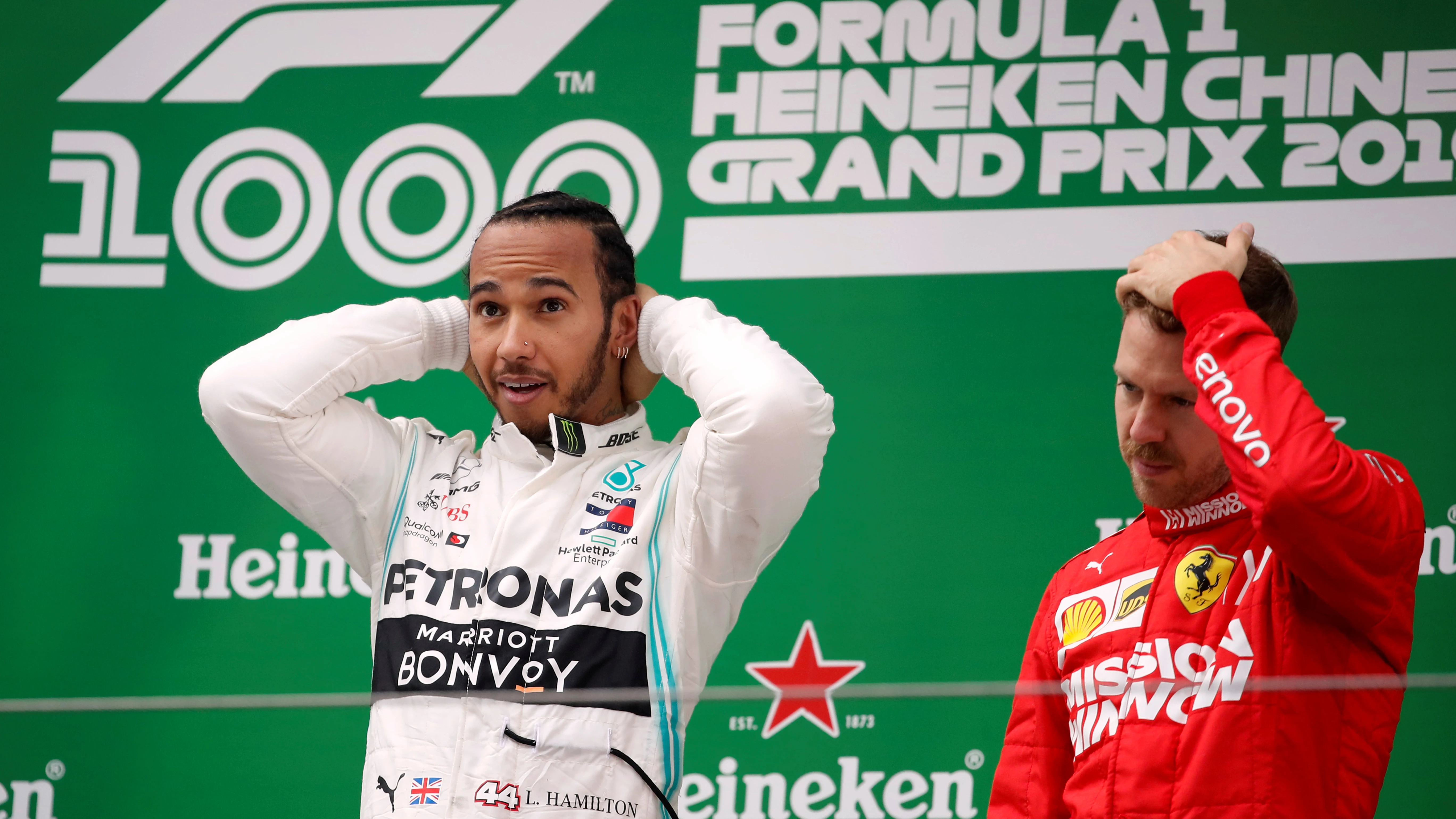 Hamilton celebra su victoria y Vettel se lleva la mano a la cabeza