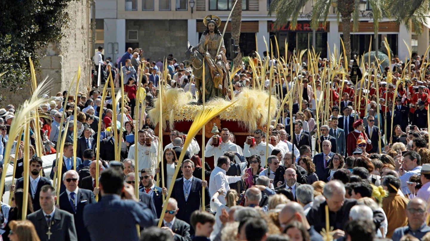 Imagen de la procesión de las palmas blancas de Elche, reconocida como bien de Interés Turístico Internacional. Comienza la procesión de las palmas blancas de Elche, reconocida como bien de Interés Turístico Internacional