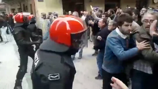 Entre gritos de "fascistas" y lanzamientos de botellas y mecheros: el paso de Ciudadanos por Errenteria Entre gritos de "fascistas" y lanzamientos de botellas y mecheros: el paso de Ciudadanos por Errenteria