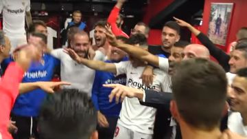 El vestuario del Sevilla celebra la victoria en el derbi